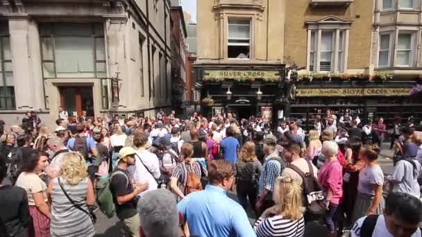 Полиция Толпа Собираются Пабе Уайтхолле День Визита Президента Трампа Лондон — стоковое видео