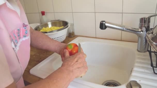 Ηλικιωμένη Κυρία Μαγειρεύει Στο Σπίτι Ετοιμάζοντας Πάπρικα Στο Νεροχύτη Της — Αρχείο Βίντεο