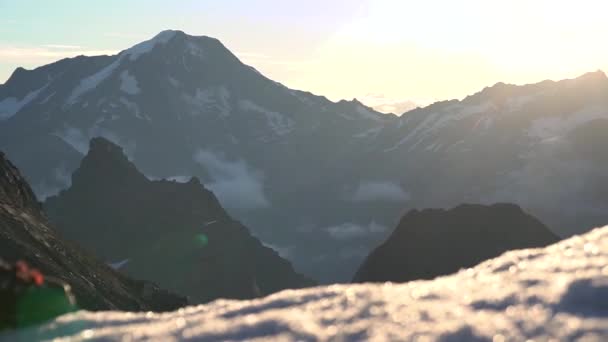 Zapatos Nieve Glaciar Montañas Sol Amanecer Mañana Detalle Broll — Vídeo de stock