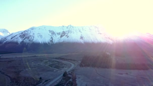 Drone Bir Dağa Doğru Uçuyor Arkasında Güneş Saklanıyor Sabah Esquel — Stok video