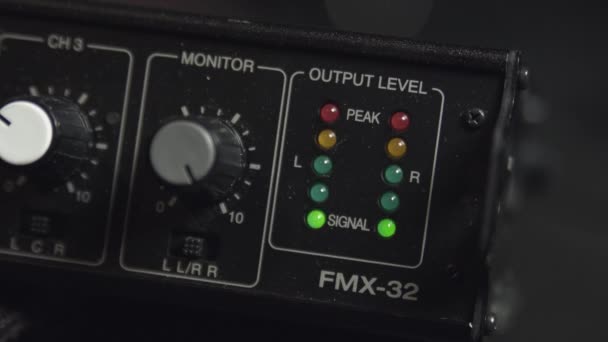 Led Meter Auf Tragbarem Soundmixer — Stockvideo