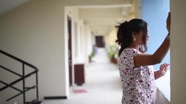 Молодая Индийская Бенгалька Недавно Вышедшая Замуж Стоит Коридоре Квартиры Смотрит — стоковое видео