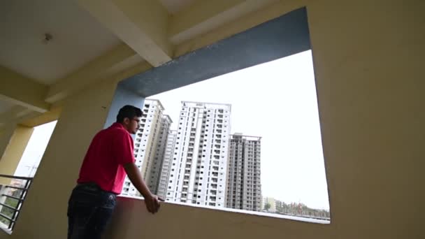 Сумний Індійський Хлопчик Або Людина Підходить Великого Вікна Коридору Дивиться — стокове відео
