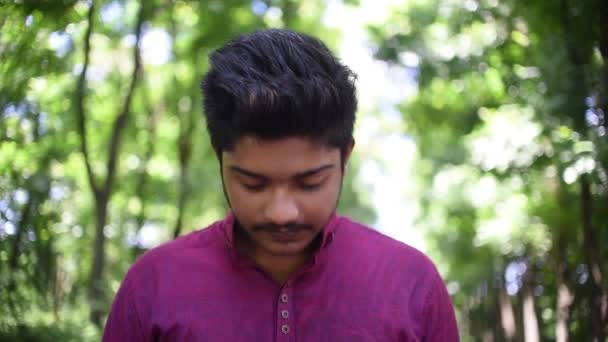 Glad Sydasiatisk Indianpojke Som Ler Och Går Med Nåt Eller — Stockvideo