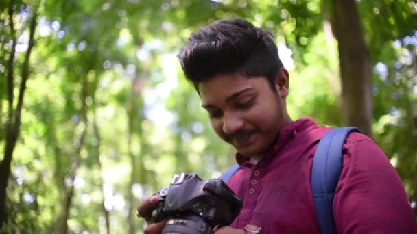 Fotógrafo Revisando Fotos Árvores Pássaros Uma Floresta Filmada Sua Câmera — Vídeo de Stock