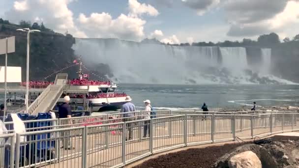 Timelapse Niagara Hornblower Boat Leaving American Falls — Vídeo de stock