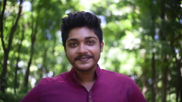 Szczęśliwy Młody Południowoazjatycki Indyjski Chłopiec Uśmiecha Się Kamery Czuje Się — Wideo stockowe