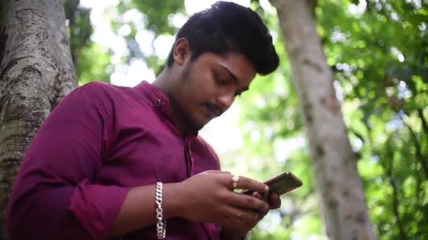 Грустный Расстроенный Молодой Южноазиатский Индиец Видит Свой Сотовый Телефон Сидит — стоковое видео