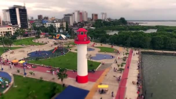 Antenne Fliegen Leuchtturm Dock Und Kleiner Park Kleinen Stadthafen — Stockvideo
