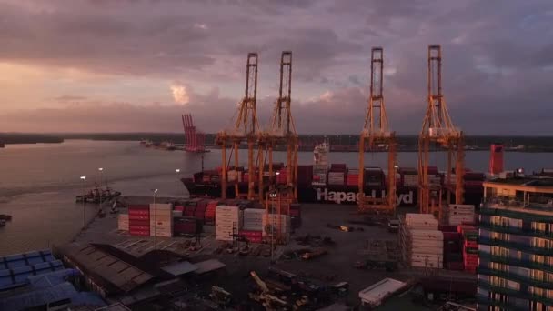 Aérea Grúas Muelle Carga Atardecer Con Carguero Puerto Pequeño — Vídeos de Stock