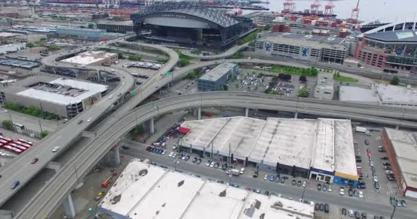 シアトル高速道路やスタジアムを飛行するドローン映像 — ストック動画