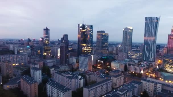 Warschauer Stadt Der Abenddämmerung Mit Firmengebäuden Wohnungen Und Bewegtem Verkehr — Stockvideo