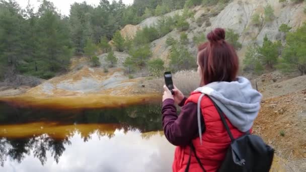 Kobieta Używa Komórki Robienia Zdjęć Red Lake Mitsero Cyprze — Wideo stockowe