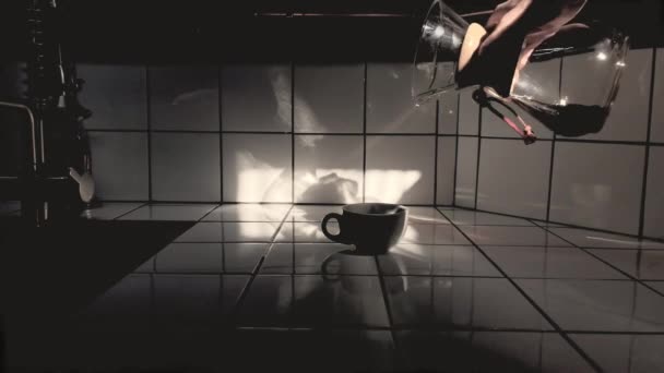 Sabah Chemex Kahve Makinesinde Filtre Kağıdının Üzerinden Gözenekli Dökmek — Stok video