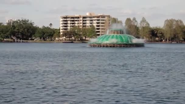 City Fountain Lake Downtown Orlando Florida Bird Flying — Stock Video