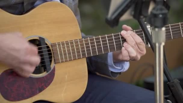 Joven Tocando Guitarra — Vídeo de stock