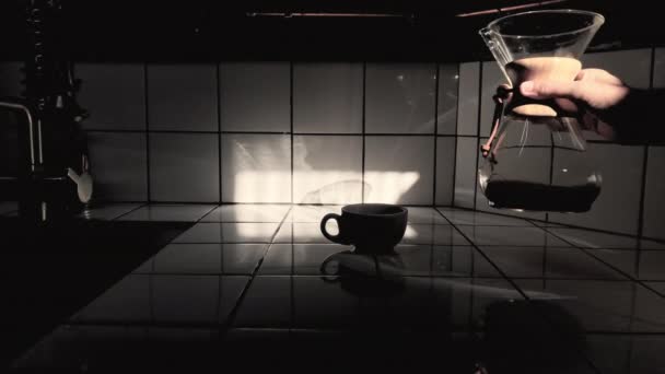Portera Kaffe Från Chemex Kaffebryggare Till Mugg — Stockvideo