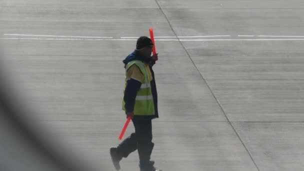 机场地面甲板 从乘客座位拍摄的编组客机 — 图库视频影像