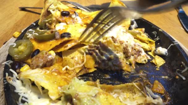 Een Bord Taco Delen Met Guacamole Gegrilde Kaas — Stockvideo