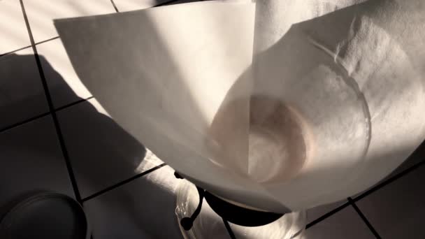 Portera Vatten Över Filtrerpapper Chemex Kaffebryggare Morgonen — Stockvideo