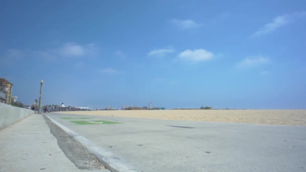 Γυναίκα Rollerblading Στην Παραλία Santa Monica Καλιφόρνια — Αρχείο Βίντεο