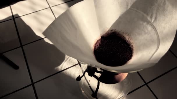 Sabahları Chemex Kahve Makinesinin Filtre Kağıdından Kahve Damlamasını Izlemek — Stok video