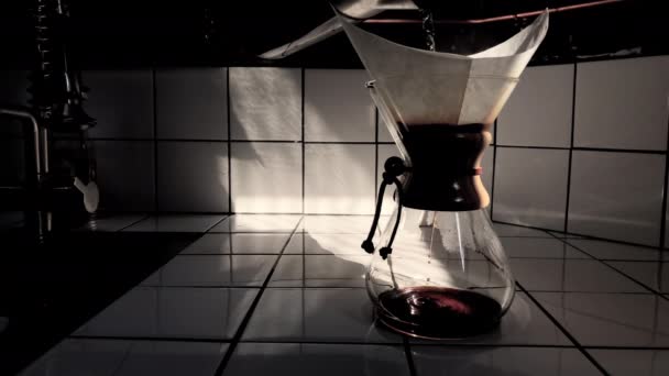 Titta Kaffe Droppa Genom Filterpapper Chemex Kaffebryggare Morgonen — Stockvideo