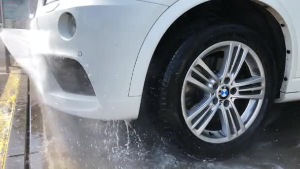 Carwash Handmatig Wassen Van Witte Auto Een Waterplons Autoreflectie Waterstroom — Stockvideo