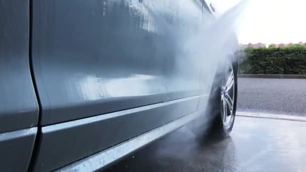 Carwash Handwäsche Des Weißen Autos Wasser Plätschert Auto Spiegelt Sich — Stockvideo