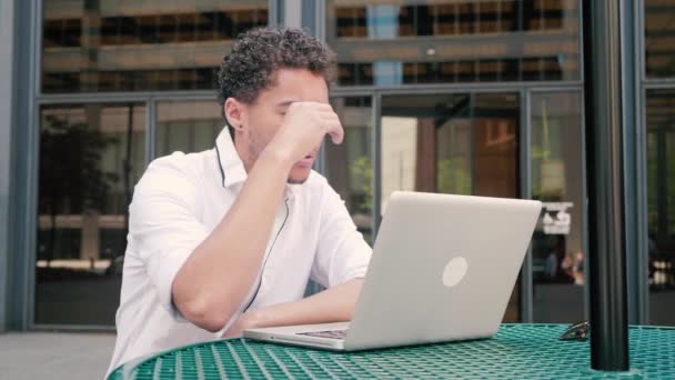 Gemengde Race College Student Kijkt Naar Kwaliteiten Laptop Gestresst Bezorgd — Stockvideo