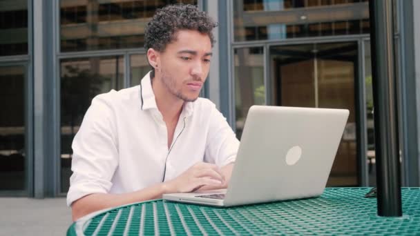 Atraente Jovem Profissional Sorrisos Usar Laptop Fora Mail Dizendo Que — Vídeo de Stock