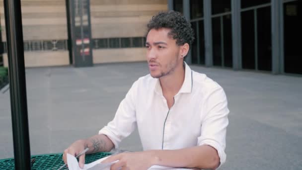 Young Mixed Race Professional Puts Document Map Zenuwachtig Aanstaande Presentatie — Stockvideo