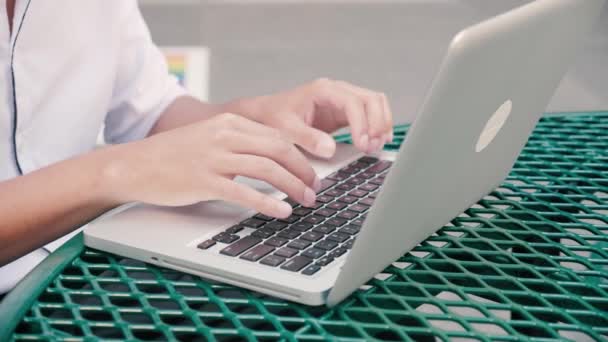 Empresário Raça Mista Atraente Trabalha Laptop Uma Mesa Livre Close — Vídeo de Stock