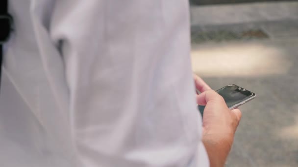 Primer Plano Los Jóvenes Profesionales Que Utilizan Teléfono Celular Fuera — Vídeos de Stock