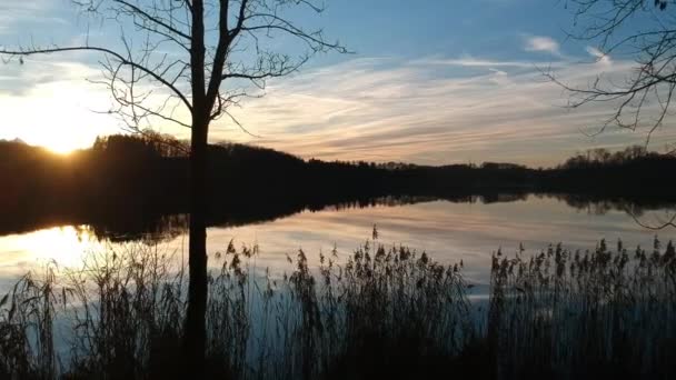 日没時に湖のゆっくりとした移動ショット — ストック動画