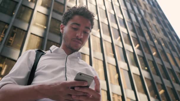 Привлекательные Молодые Смешанные Гонки Профессиональные Работы Телефон Пределами Высокого Офисного — стоковое видео