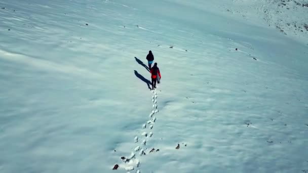 Αεροπλάνο Drone Δύο Πεζοπόρους Σκαρφαλώνουν Στην Κορυφή Ενός Χιονισμένου Βουνού — Αρχείο Βίντεο