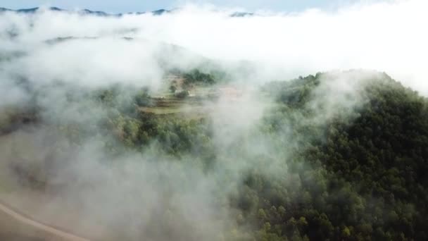 从云层上方拍摄的一座农村房屋的无人驾驶飞机录像 — 图库视频影像