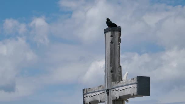 Barevná Hora Backdrop Eagles Hnízdo Ukazující Black Bird Posadil Kříž — Stock video