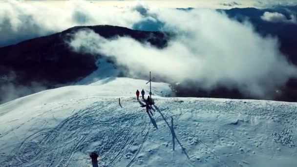 Images Aériennes Drones Sommet Une Montagne Enneigée Avec Des Gens — Video