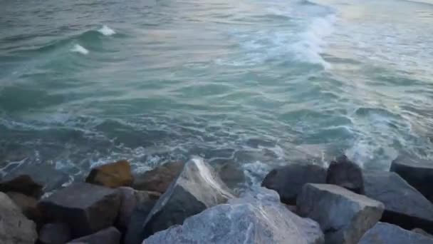 Golven Raken Rotsen Bij Passagrille Beach — Stockvideo