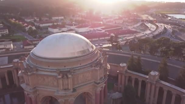 Drone Vliegen Achteruit Panning Neer Een Beaux Stijl Architectonisch Gebouw — Stockvideo