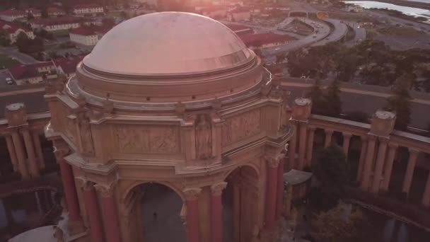 Drohne Fliegt Rückwärts Und Schwenkt Auf Ein Architektonisches Gebäude Schönheitsstil — Stockvideo