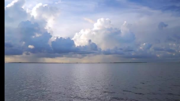 Vista Las Nubes Tormenta Sobre Puente Skyway Primera Hora Mañana — Vídeo de stock