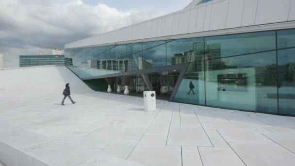 Zewnątrz Opery Oslo Piękna Nowoczesna Architektura Teatr Opera Narodowa Norwegii — Wideo stockowe