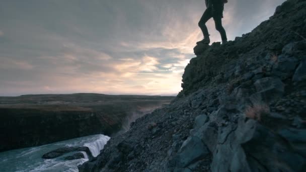 Joven Parado Sobre Una Roca Mirando Cascada Gullfoss Islandia — Vídeo de stock