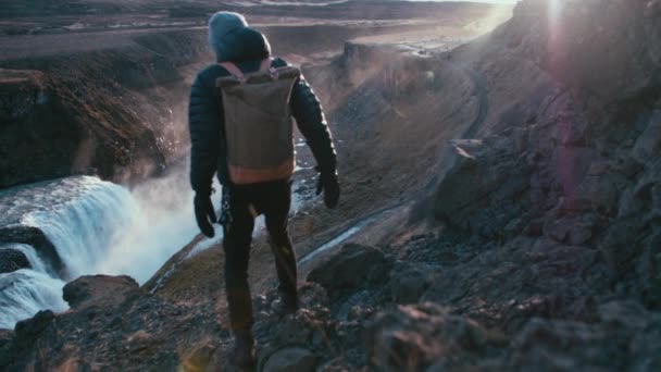 Joven Senderismo Cerca Cascada Gullfoss Islandia — Vídeo de stock