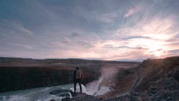 Giovane Uomo Piedi Una Sporgenza Rocciosa Alla Cascata Gullfoss Islanda — Video Stock