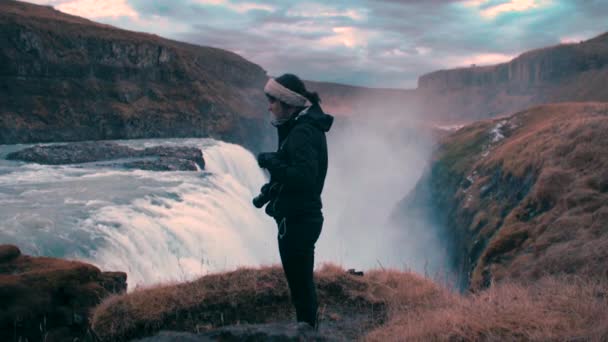 Szerokie Ujęcie Młodej Kobiety Odbierającej Telefon Komórkowy Przy Wodospadzie Gullfoss — Wideo stockowe