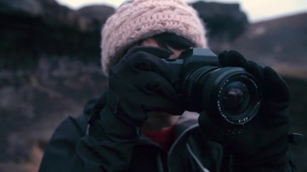 Giovane Donna Scattare Foto Con Una Fotocamera Reflex Godersi Natura — Video Stock